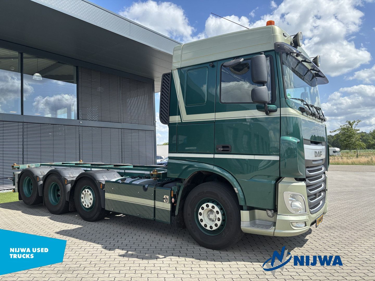 DAF XF 460 8x2 20ft container systeem - Horgos rakodó teherautó: 2 kép. DAF XF 460 8x2 20ft container systeem - Horgos rakodó teherautó: 2 kép.