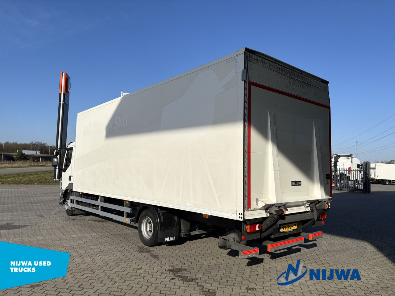 Volvo FL 210 4x2 Laadklep + Zijdeur - Dobozos felépítményű teherautó: 4 kép. Volvo FL 210 4x2 Laadklep + Zijdeur - Dobozos felépítményű teherautó: 4 kép.