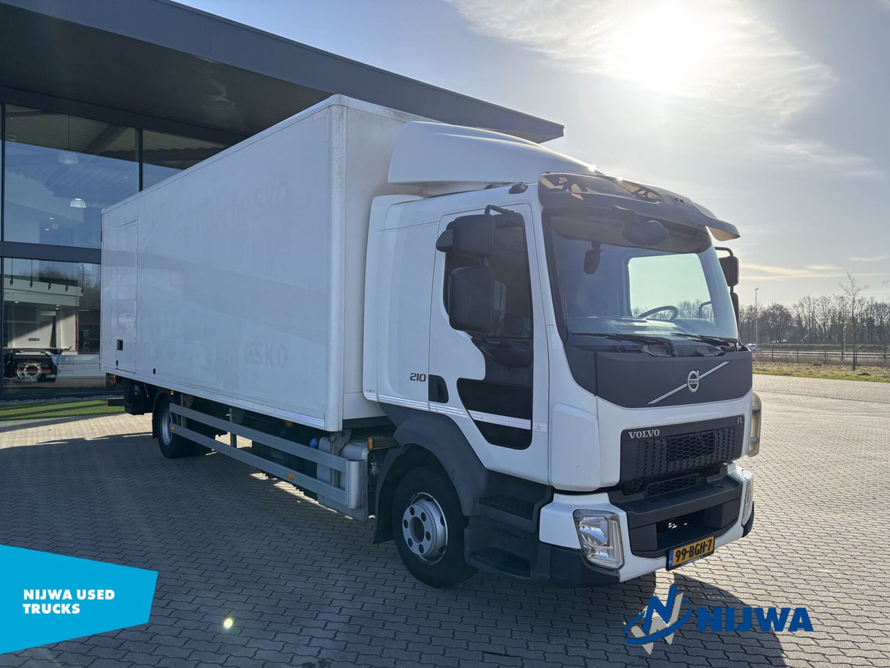 Volvo FL 210 4x2 Laadklep + Zijdeur - Dobozos felépítményű teherautó: 2 kép. Volvo FL 210 4x2 Laadklep + Zijdeur - Dobozos felépítményű teherautó: 2 kép.