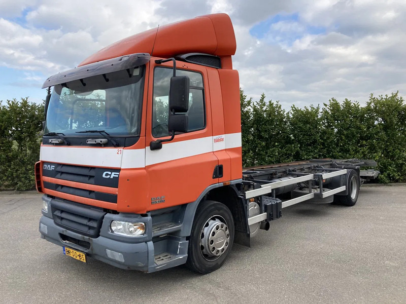 DAF CF65.180 Euro3 Manual / Laadklep - Alvaz teherautó: 2 kép. DAF CF65.180 Euro3 Manual / Laadklep - Alvaz teherautó: 2 kép.