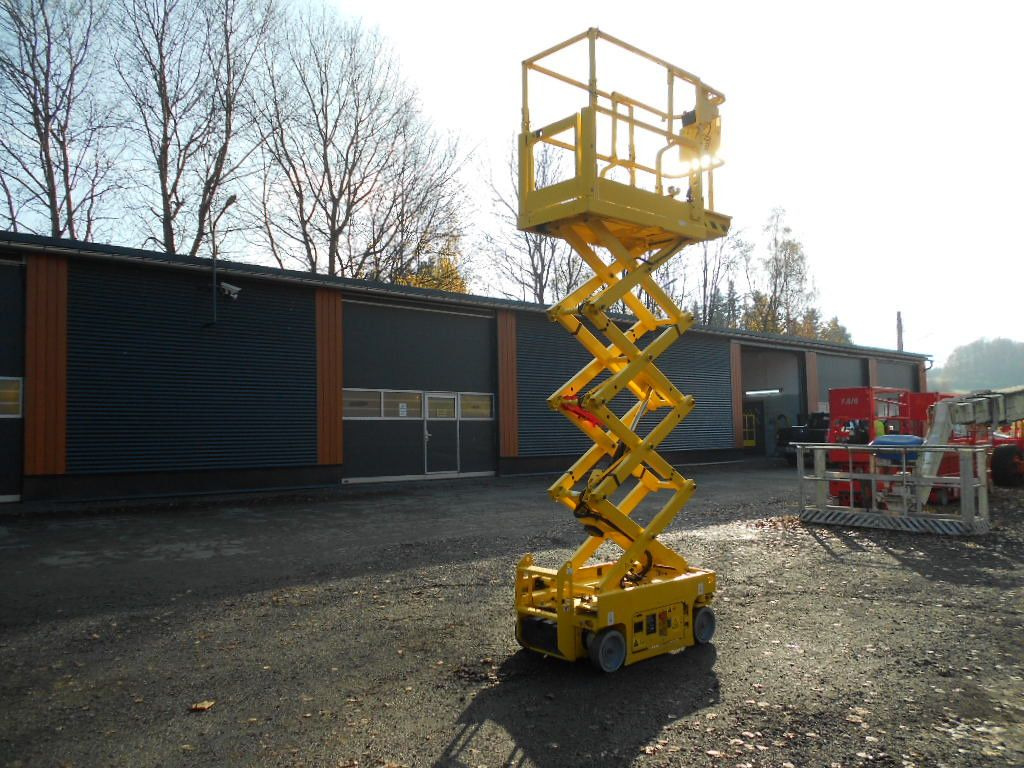 Genie GS 1330, Scherenarbeitsbühne Genie 5,9 m - Emelőkosaras teherautó: 2 kép. Genie GS 1330, Scherenarbeitsbühne Genie 5,9 m - Emelőkosaras teherautó: 2 kép.