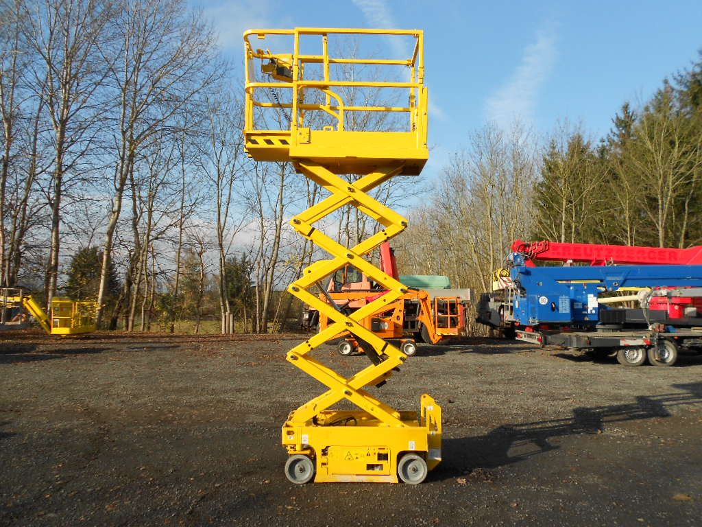 Genie GS 1330, Scherenarbeitsbühne Genie 5,9 m - Emelőkosaras teherautó: 4 kép. Genie GS 1330, Scherenarbeitsbühne Genie 5,9 m - Emelőkosaras teherautó: 4 kép.