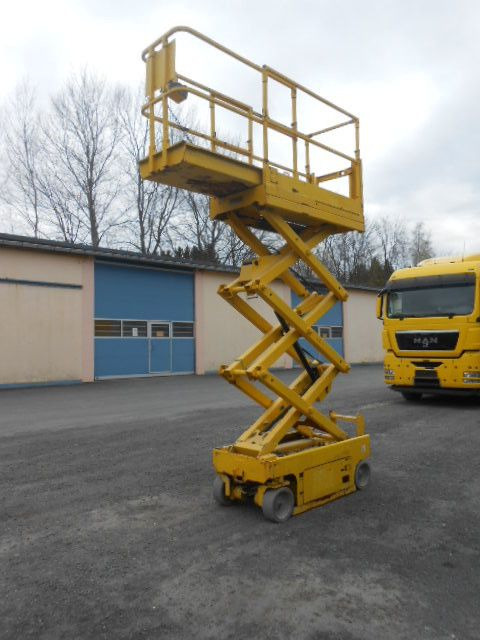 Genie GS 1530, Scherenarbeitsbühne Genie 6,6m - Emelőkosaras teherautó: 2 kép. Genie GS 1530, Scherenarbeitsbühne Genie 6,6m - Emelőkosaras teherautó: 2 kép.