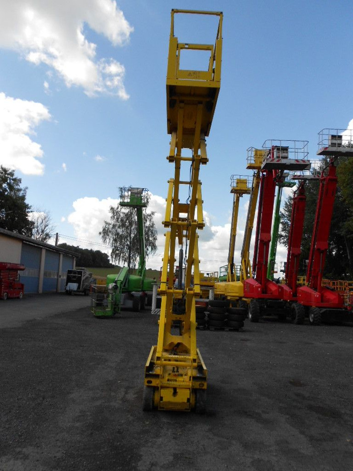 Genie GS 1930, Scherenarbeitsbühne Genie 8 m - Emelőkosaras teherautó: 3 kép. Genie GS 1930, Scherenarbeitsbühne Genie 8 m - Emelőkosaras teherautó: 3 kép.