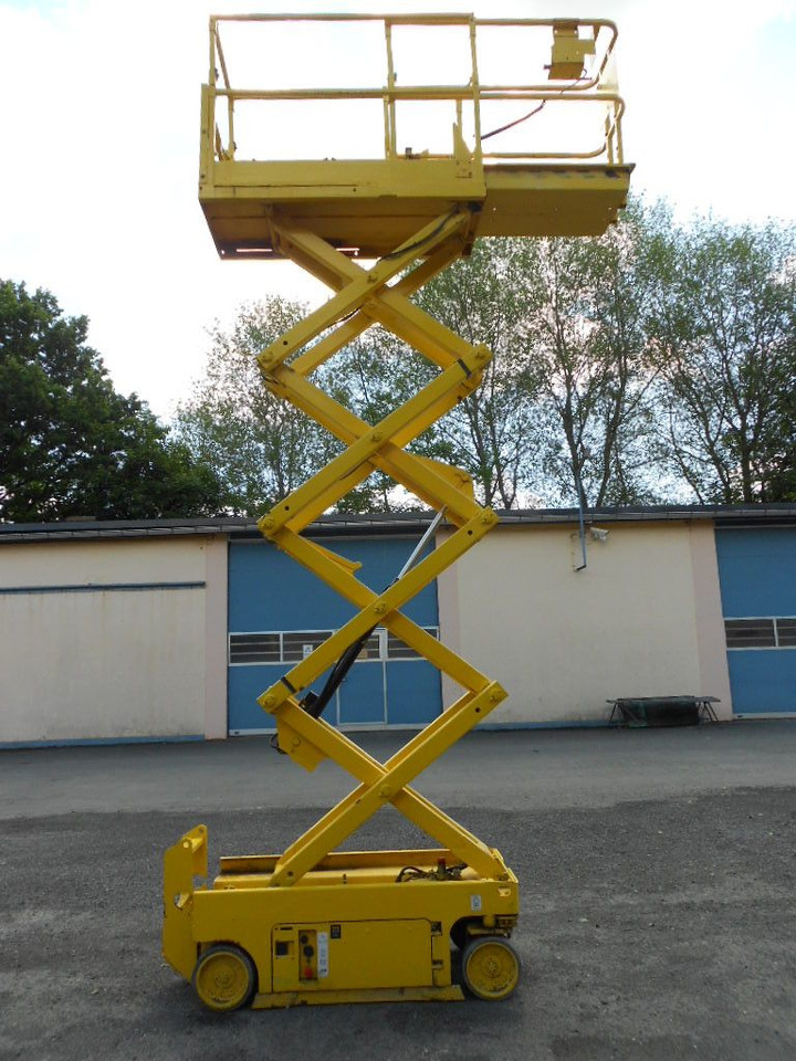 Genie GS 1930, Scherenarbeitsbühne Genie 8 m - Emelőkosaras teherautó: 1 kép. Genie GS 1930, Scherenarbeitsbühne Genie 8 m - Emelőkosaras teherautó: 1 kép.