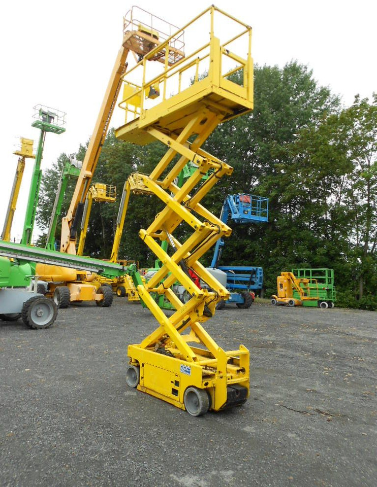 Genie GS 1930, Scherenarbeitsbühne Genie 8 m - Emelőkosaras teherautó: 4 kép. Genie GS 1930, Scherenarbeitsbühne Genie 8 m - Emelőkosaras teherautó: 4 kép.