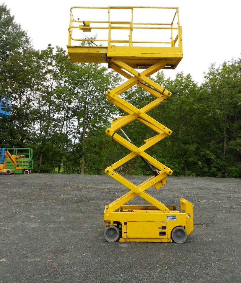 Genie GS 1930, Scherenarbeitsbühne Genie 8 m - Emelőkosaras teherautó: 5 kép. Genie GS 1930, Scherenarbeitsbühne Genie 8 m - Emelőkosaras teherautó: 5 kép.