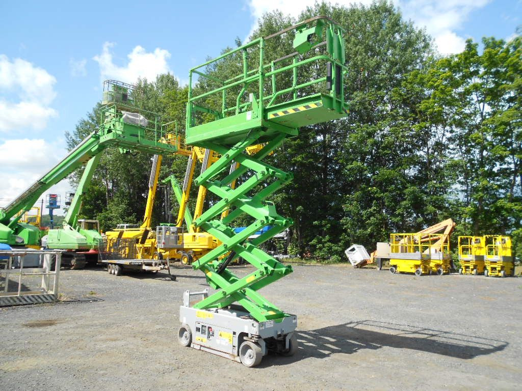 Genie GS 1932, Scherenarbeitsbühne Genie 8 m - Emelőkosaras teherautó: 4 kép. Genie GS 1932, Scherenarbeitsbühne Genie 8 m - Emelőkosaras teherautó: 4 kép.