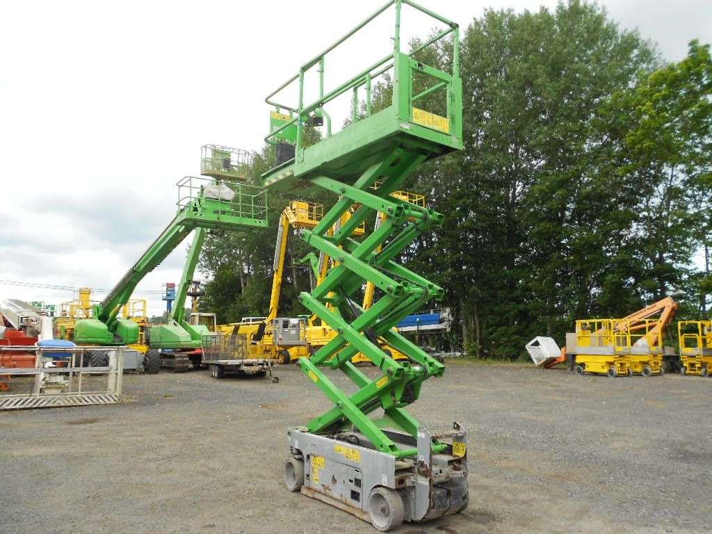 Genie GS 1932, Scherenarbeitsbühne Genie 8 m - Emelőkosaras teherautó: 4 kép. Genie GS 1932, Scherenarbeitsbühne Genie 8 m - Emelőkosaras teherautó: 4 kép.