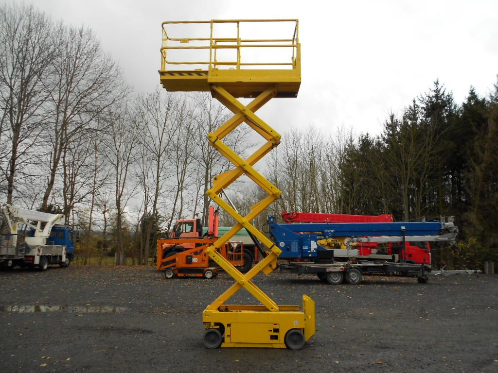 Genie GS 1932, Scherenarbeitsbühne Genie 8 m - Emelőkosaras teherautó: 5 kép. Genie GS 1932, Scherenarbeitsbühne Genie 8 m - Emelőkosaras teherautó: 5 kép.