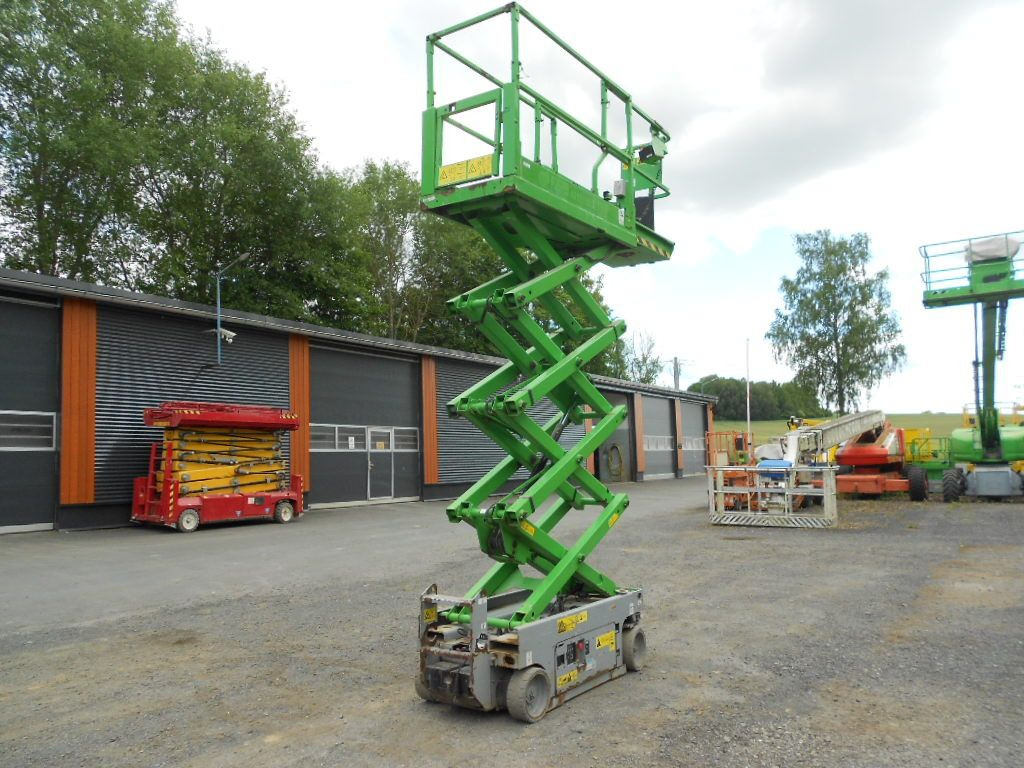 Genie GS 1932, Scherenarbeitsbühne Genie 8 m - Emelőkosaras teherautó: 2 kép. Genie GS 1932, Scherenarbeitsbühne Genie 8 m - Emelőkosaras teherautó: 2 kép.