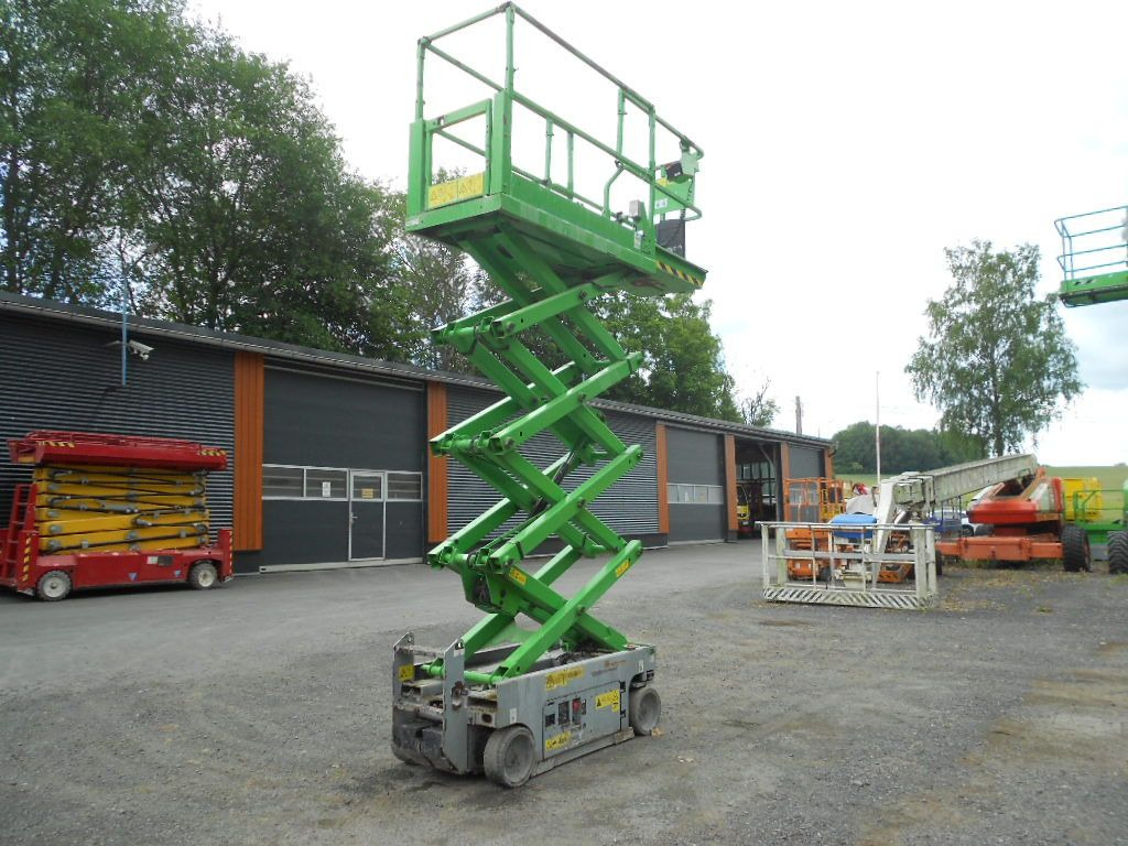 Genie GS 1932, Scherenarbeitsbühne Genie 8 m - Emelőkosaras teherautó: 2 kép. Genie GS 1932, Scherenarbeitsbühne Genie 8 m - Emelőkosaras teherautó: 2 kép.