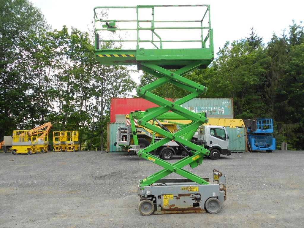 Genie GS 1932, Scherenarbeitsbühne Genie 8 m - Emelőkosaras teherautó: 5 kép. Genie GS 1932, Scherenarbeitsbühne Genie 8 m - Emelőkosaras teherautó: 5 kép.