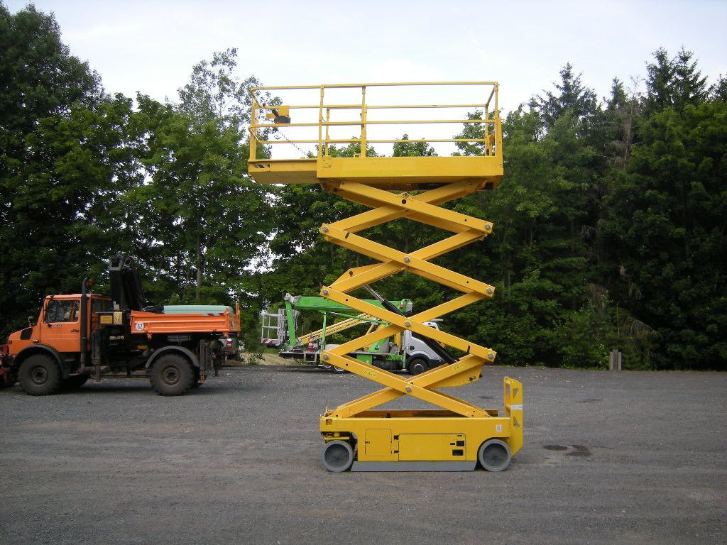 Genie GS 2632, Scherenarbeitsbühne Genie 10 m - Emelőkosaras teherautó: 5 kép. Genie GS 2632, Scherenarbeitsbühne Genie 10 m - Emelőkosaras teherautó: 5 kép.