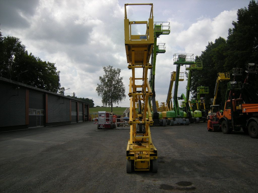 Genie GS 2632, Scherenarbeitsbühne Genie 10 m - Emelőkosaras teherautó: 3 kép. Genie GS 2632, Scherenarbeitsbühne Genie 10 m - Emelőkosaras teherautó: 3 kép.