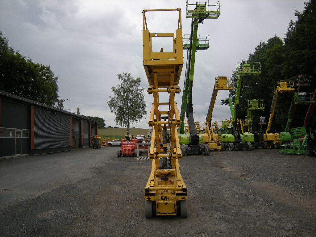 Genie GS-2632, Scherenarbeitsbühne Genie 10 m - Emelőkosaras teherautó: 3 kép. Genie GS-2632, Scherenarbeitsbühne Genie 10 m - Emelőkosaras teherautó: 3 kép.