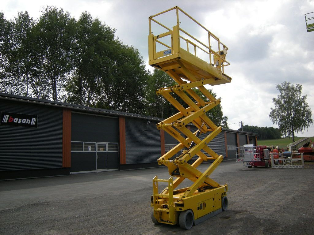 Genie GS 2632, Scherenarbeitsbühne Genie 10 m - Emelőkosaras teherautó: 2 kép. Genie GS 2632, Scherenarbeitsbühne Genie 10 m - Emelőkosaras teherautó: 2 kép.
