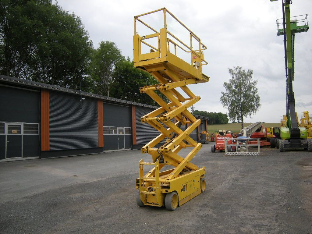 Genie GS-2632, Scherenarbeitsbühne Genie 10 m - Emelőkosaras teherautó: 2 kép. Genie GS-2632, Scherenarbeitsbühne Genie 10 m - Emelőkosaras teherautó: 2 kép.