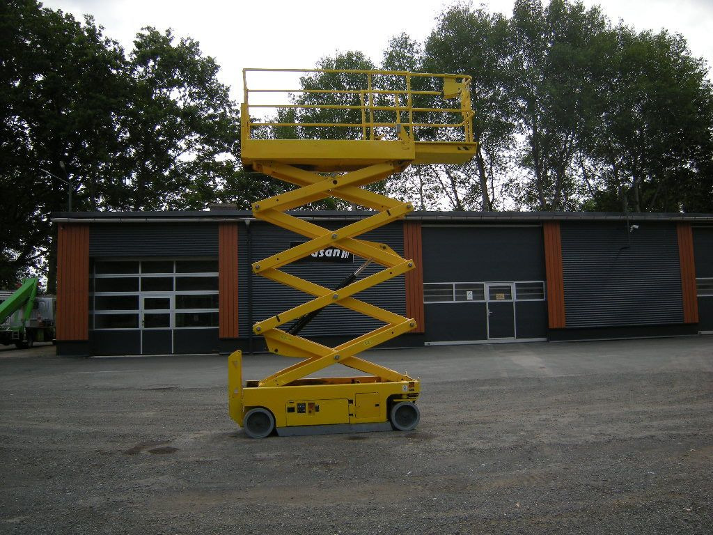 Genie GS 2632, Scherenarbeitsbühne Genie 10 m - Emelőkosaras teherautó: 1 kép. Genie GS 2632, Scherenarbeitsbühne Genie 10 m - Emelőkosaras teherautó: 1 kép.