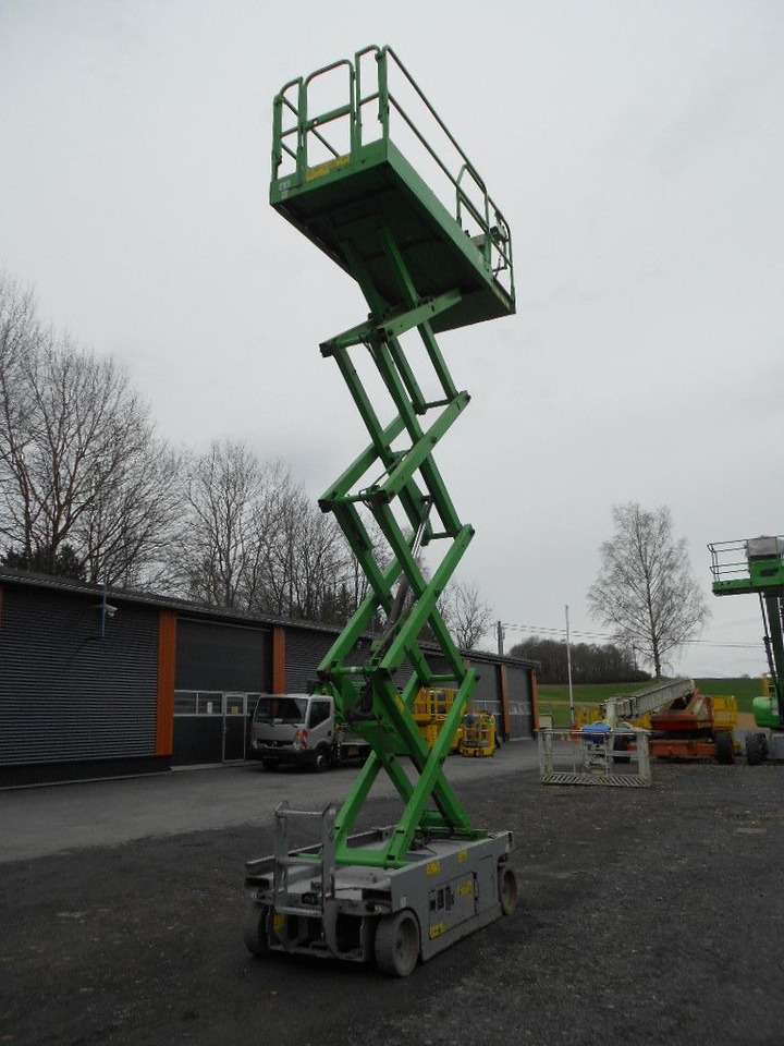 Genie GS 2646, Scherenarbeitsbühne Genie 9,9 m - Emelőkosaras teherautó: 2 kép. Genie GS 2646, Scherenarbeitsbühne Genie 9,9 m - Emelőkosaras teherautó: 2 kép.