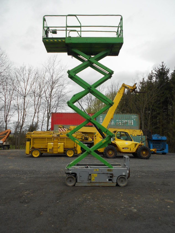 Genie GS 2646, Scherenarbeitsbühne Genie 9,9 m - Emelőkosaras teherautó: 4 kép. Genie GS 2646, Scherenarbeitsbühne Genie 9,9 m - Emelőkosaras teherautó: 4 kép.