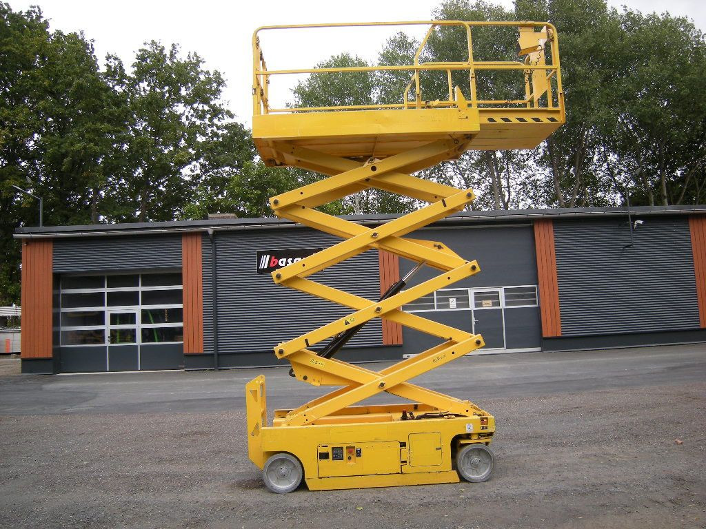 Genie GS 2646, Scherenarbeitsbühne Genie 9,9 m - Emelőkosaras teherautó: 1 kép. Genie GS 2646, Scherenarbeitsbühne Genie 9,9 m - Emelőkosaras teherautó: 1 kép.