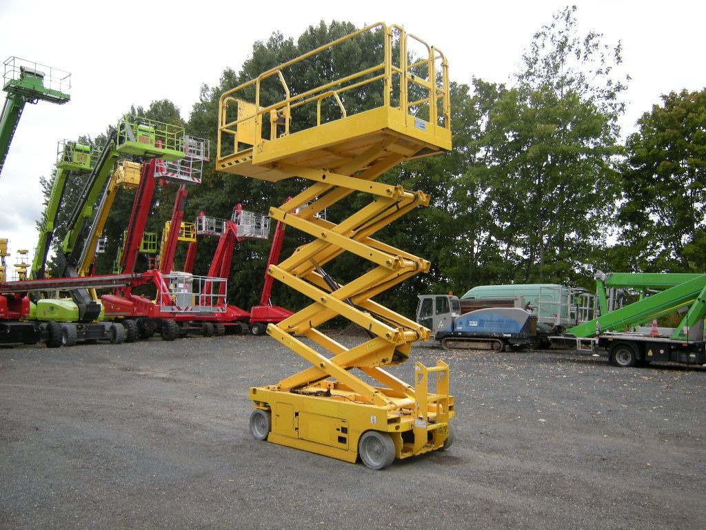 Genie GS 2646, Scherenarbeitsbühne Genie 9,9 m - Emelőkosaras teherautó: 4 kép. Genie GS 2646, Scherenarbeitsbühne Genie 9,9 m - Emelőkosaras teherautó: 4 kép.