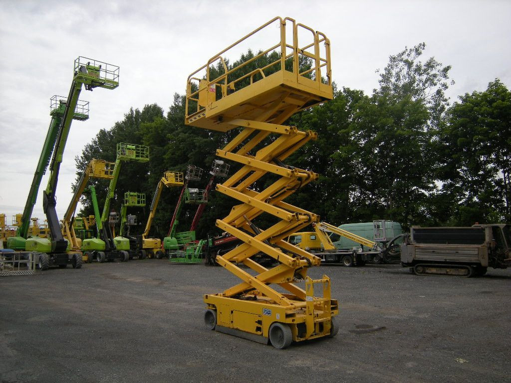 Genie GS 3246, Scherenarbeitsbühne Genie 11,9 m - Emelőkosaras teherautó: 4 kép. Genie GS 3246, Scherenarbeitsbühne Genie 11,9 m - Emelőkosaras teherautó: 4 kép.