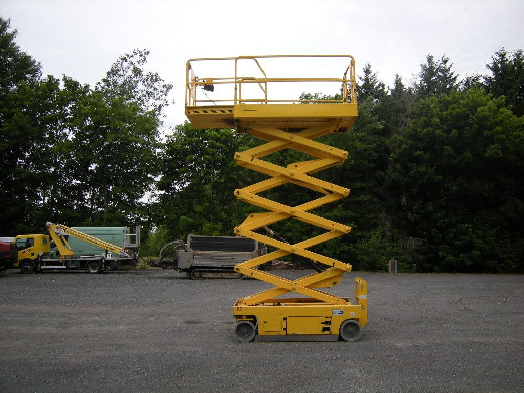 Genie GS 3246, Scherenarbeitsbühne Genie 11,9 m - Emelőkosaras teherautó: 5 kép. Genie GS 3246, Scherenarbeitsbühne Genie 11,9 m - Emelőkosaras teherautó: 5 kép.