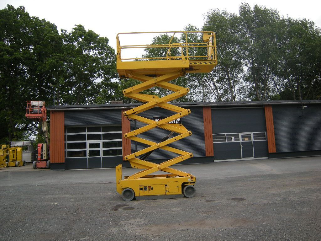 Genie GS 3246, Scherenarbeitsbühne Genie 11,9 m - Emelőkosaras teherautó: 2 kép. Genie GS 3246, Scherenarbeitsbühne Genie 11,9 m - Emelőkosaras teherautó: 2 kép.