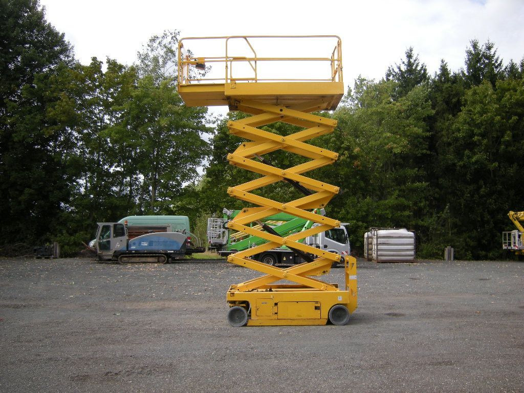 Genie GS 4047 Scherenarbeitsbühne Genie 14 m - Emelőkosaras teherautó: 3 kép. Genie GS 4047 Scherenarbeitsbühne Genie 14 m - Emelőkosaras teherautó: 3 kép.