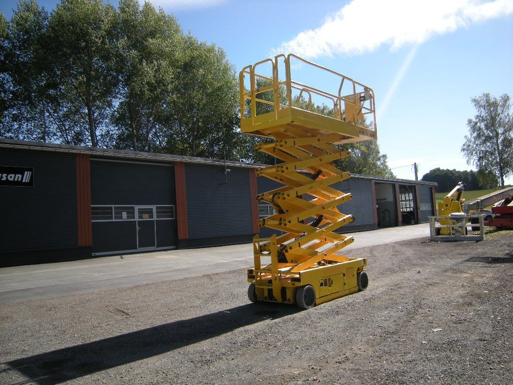 Genie GS 4047 Scherenarbeitsbühne Genie 14 m - Emelőkosaras teherautó: 3 kép. Genie GS 4047 Scherenarbeitsbühne Genie 14 m - Emelőkosaras teherautó: 3 kép.