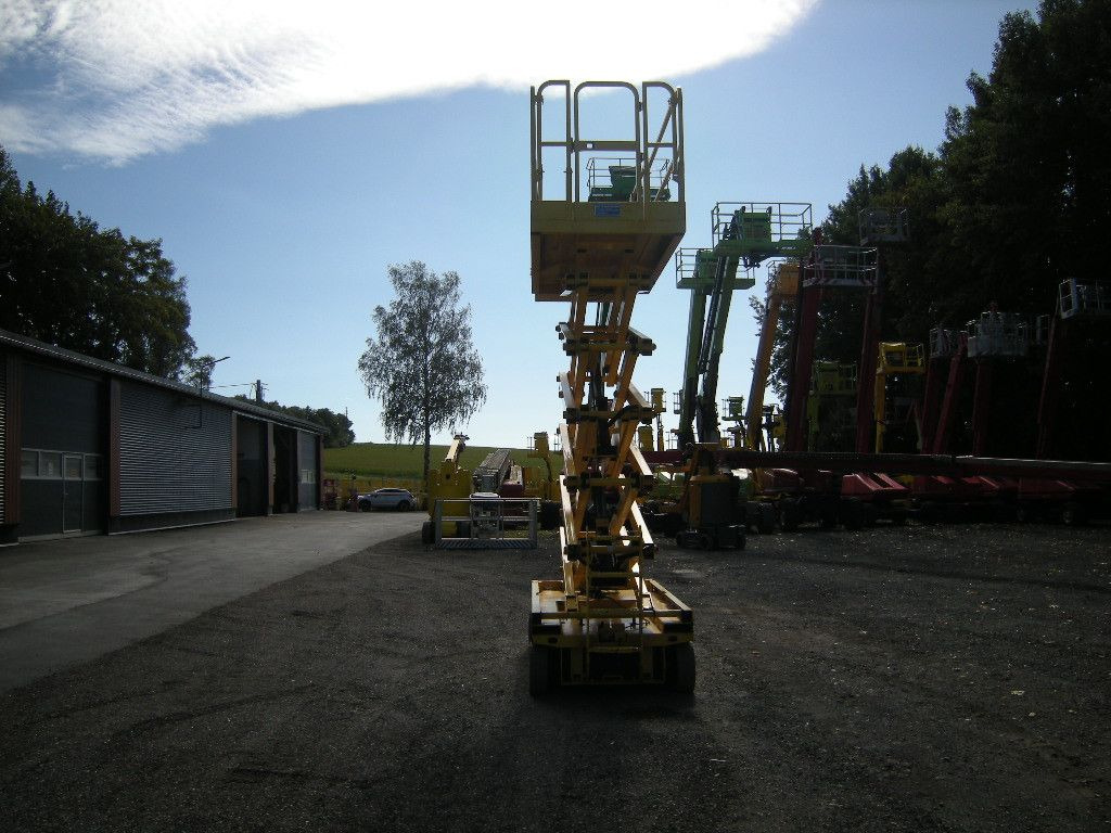 Genie GS 4047 Scherenarbeitsbühne Genie 14 m - Emelőkosaras teherautó: 3 kép. Genie GS 4047 Scherenarbeitsbühne Genie 14 m - Emelőkosaras teherautó: 3 kép.