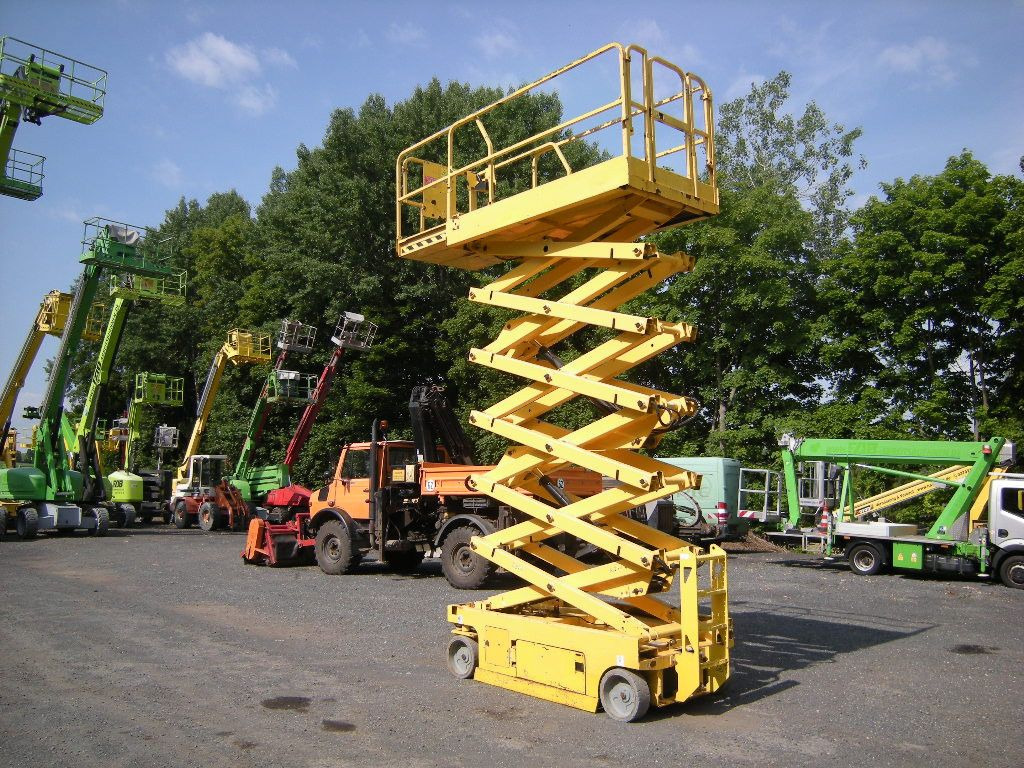 Genie GS 4047 Scherenarbeitsbühne Genie 14 m - Emelőkosaras teherautó: 4 kép. Genie GS 4047 Scherenarbeitsbühne Genie 14 m - Emelőkosaras teherautó: 4 kép.