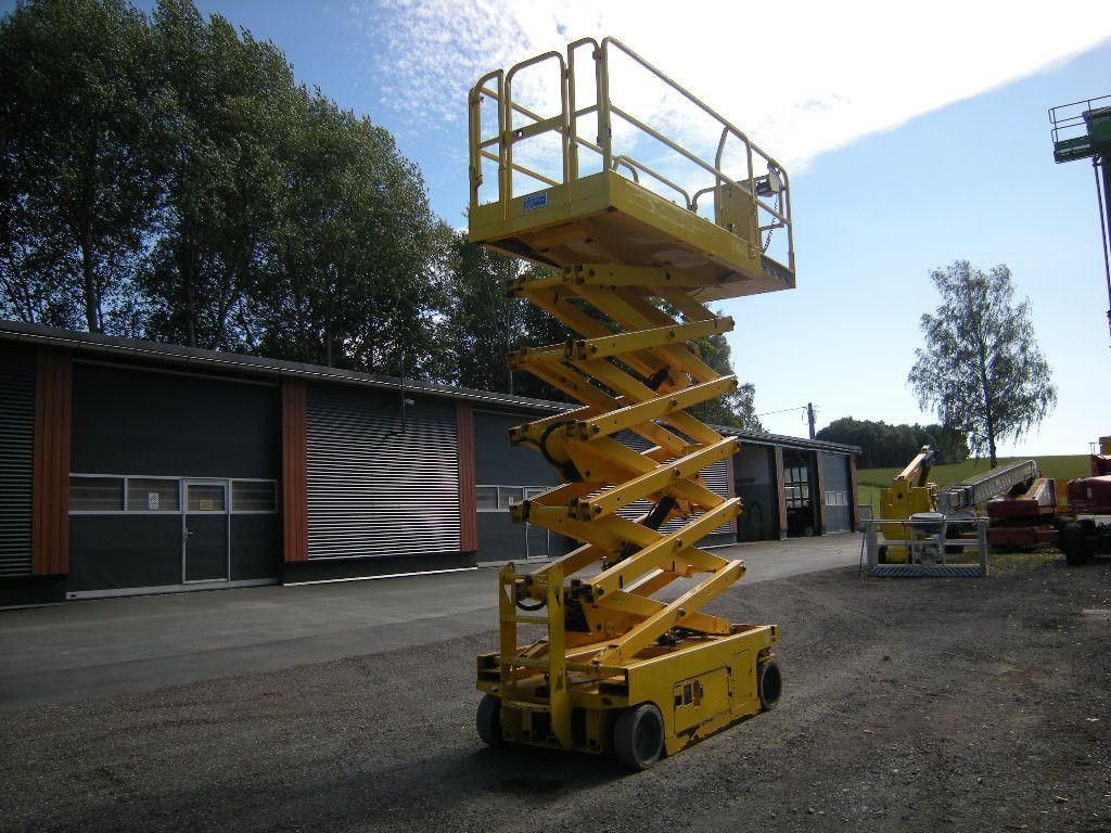 Genie GS 4047 Scherenarbeitsbühne Genie 14 m - Emelőkosaras teherautó: 2 kép. Genie GS 4047 Scherenarbeitsbühne Genie 14 m - Emelőkosaras teherautó: 2 kép.