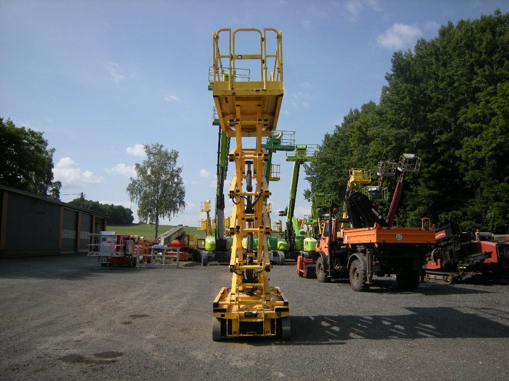 Genie GS 4047 Scherenarbeitsbühne Genie 14 m - Emelőkosaras teherautó: 3 kép. Genie GS 4047 Scherenarbeitsbühne Genie 14 m - Emelőkosaras teherautó: 3 kép.