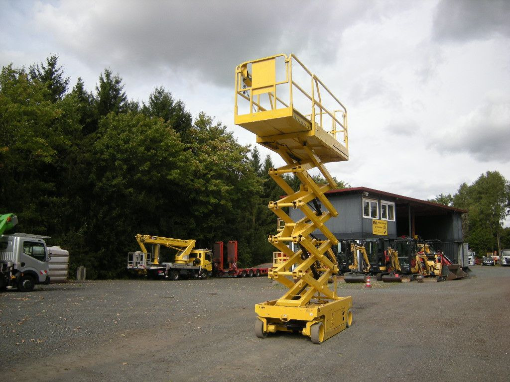 JLG 3246, Scherenarbeitsbühne, 11,9 m - Emelőkosaras teherautó: 4 kép. JLG 3246, Scherenarbeitsbühne, 11,9 m - Emelőkosaras teherautó: 4 kép.