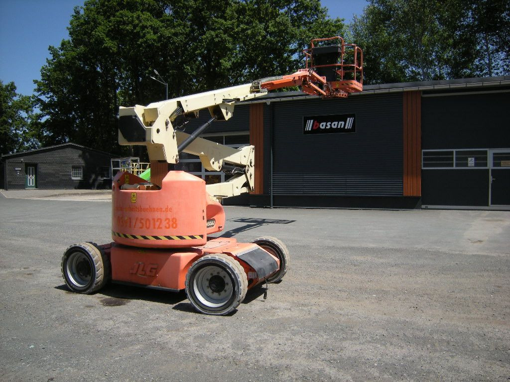 JLG E450 AJ Gelenkteleskoparbeitsbühne 16 m - Emelőkosaras teherautó: 2 kép. JLG E450 AJ Gelenkteleskoparbeitsbühne 16 m - Emelőkosaras teherautó: 2 kép.