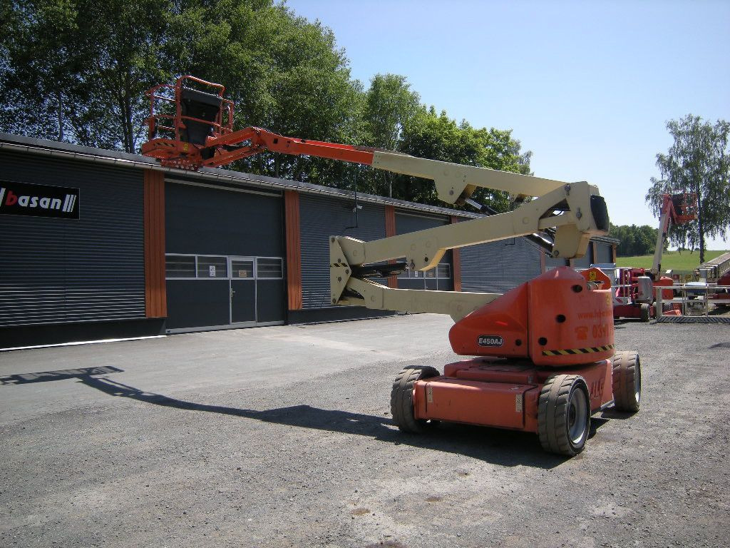 JLG E450 AJ Gelenkteleskoparbeitsbühne 16 m - Emelőkosaras teherautó: 4 kép. JLG E450 AJ Gelenkteleskoparbeitsbühne 16 m - Emelőkosaras teherautó: 4 kép.