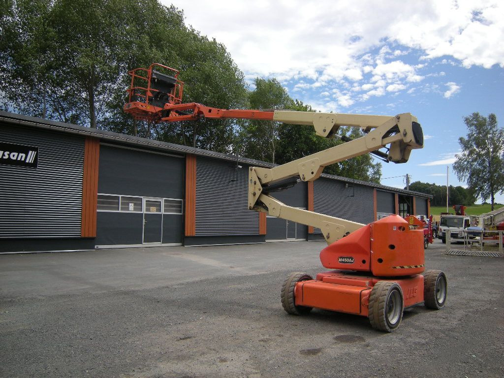 JLG M450 AJ Gelenkteleskoparbeitsbühne 16 m - Emelőkosaras teherautó: 2 kép. JLG M450 AJ Gelenkteleskoparbeitsbühne 16 m - Emelőkosaras teherautó: 2 kép.