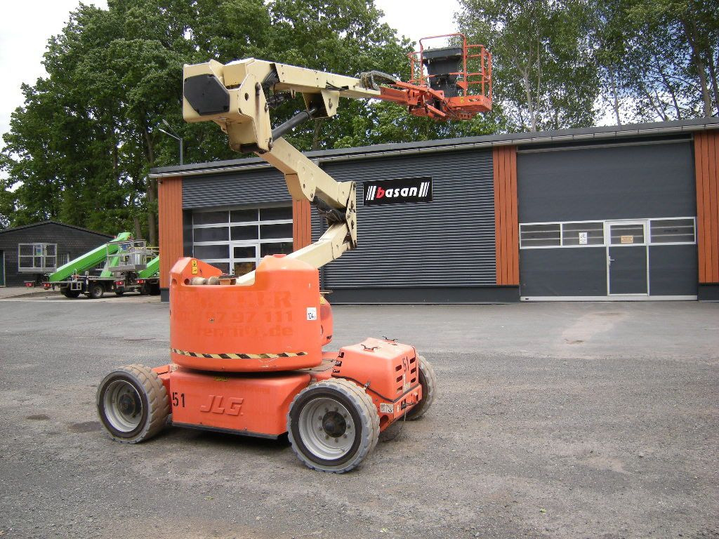 JLG M450 AJ Gelenkteleskoparbeitsbühne 16 m - Emelőkosaras teherautó: 1 kép. JLG M450 AJ Gelenkteleskoparbeitsbühne 16 m - Emelőkosaras teherautó: 1 kép.