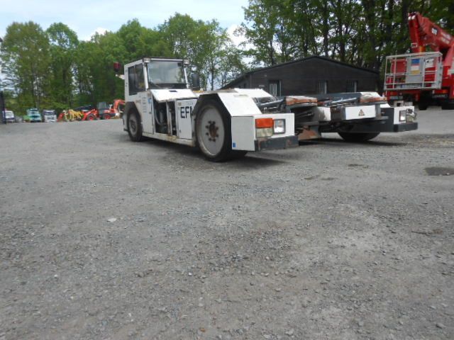 MAN AM110 Flugzeugschlepper MAN AM110 Flugzeugschlepper - Repülőgép vontató: 4 kép. MAN AM110 Flugzeugschlepper MAN AM110 Flugzeugschlepper - Repülőgép vontató: 4 kép.