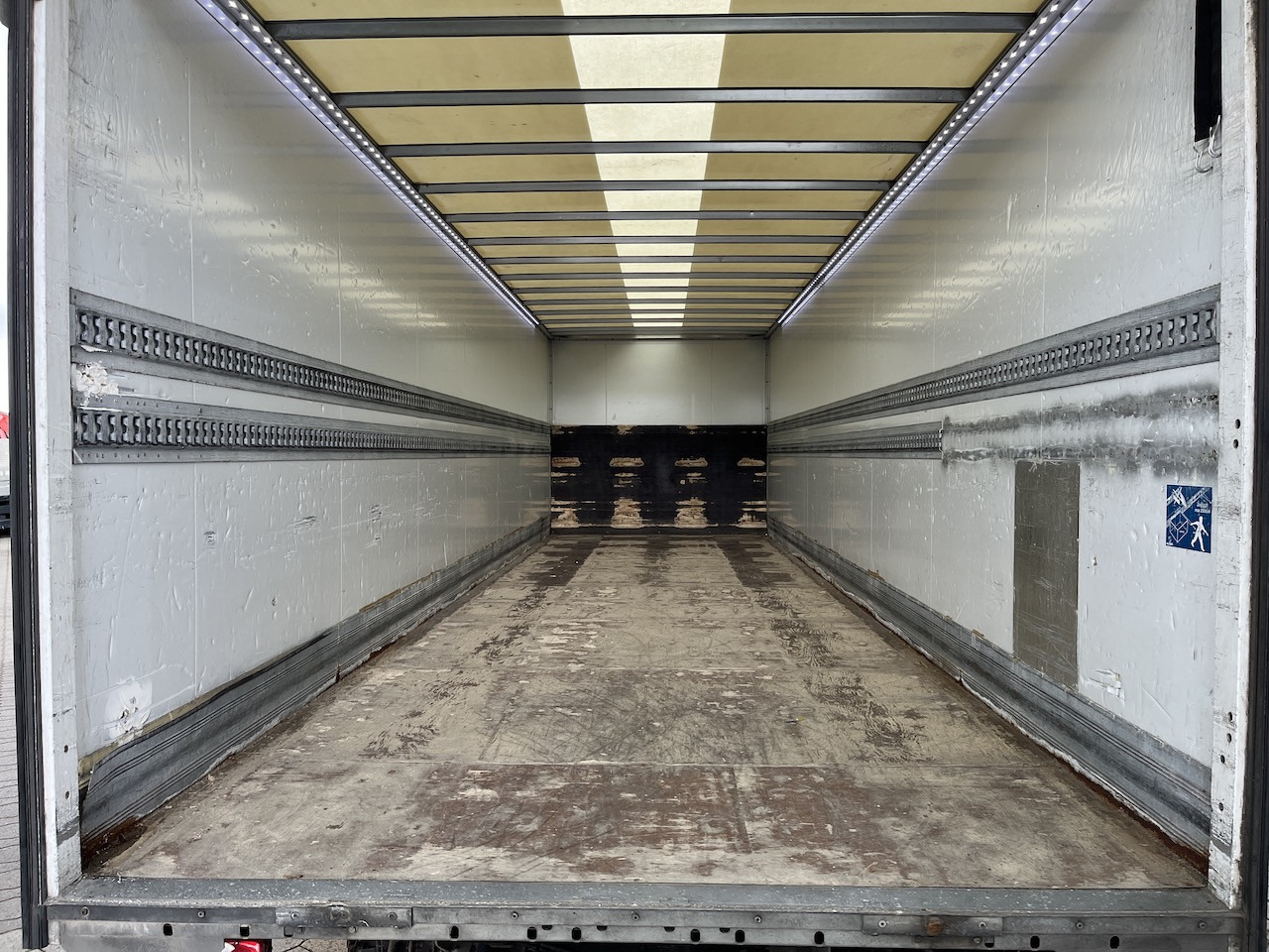 Iveco 120E25 Eurocargo 4x2 Koffer | Ladebordwand - Dobozos felépítményű teherautó: 3 kép. Iveco 120E25 Eurocargo 4x2 Koffer | Ladebordwand - Dobozos felépítményű teherautó: 3 kép.