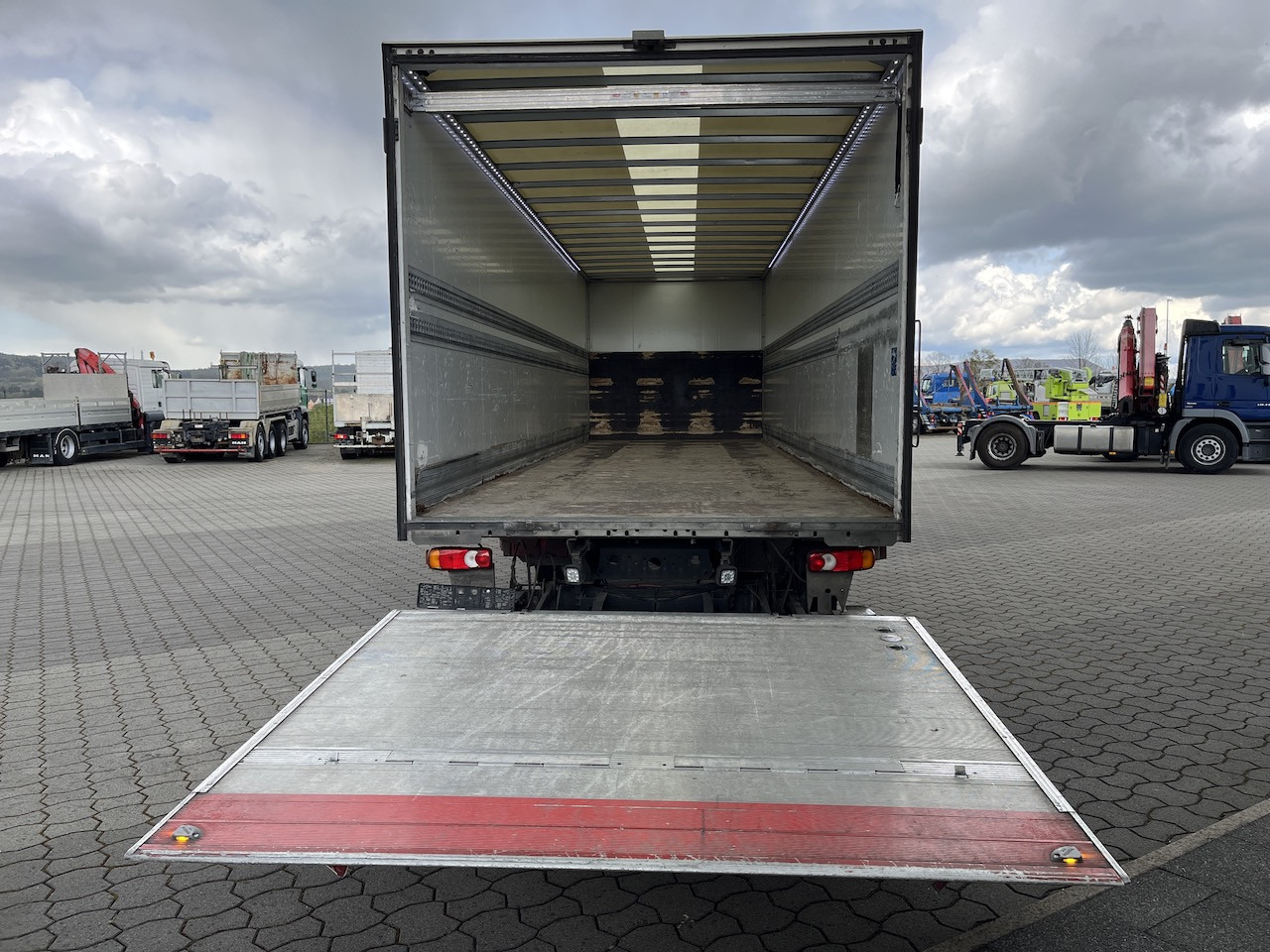 Iveco 120E25 Eurocargo 4x2 Koffer | Ladebordwand - Dobozos felépítményű teherautó: 2 kép. Iveco 120E25 Eurocargo 4x2 Koffer | Ladebordwand - Dobozos felépítményű teherautó: 2 kép.