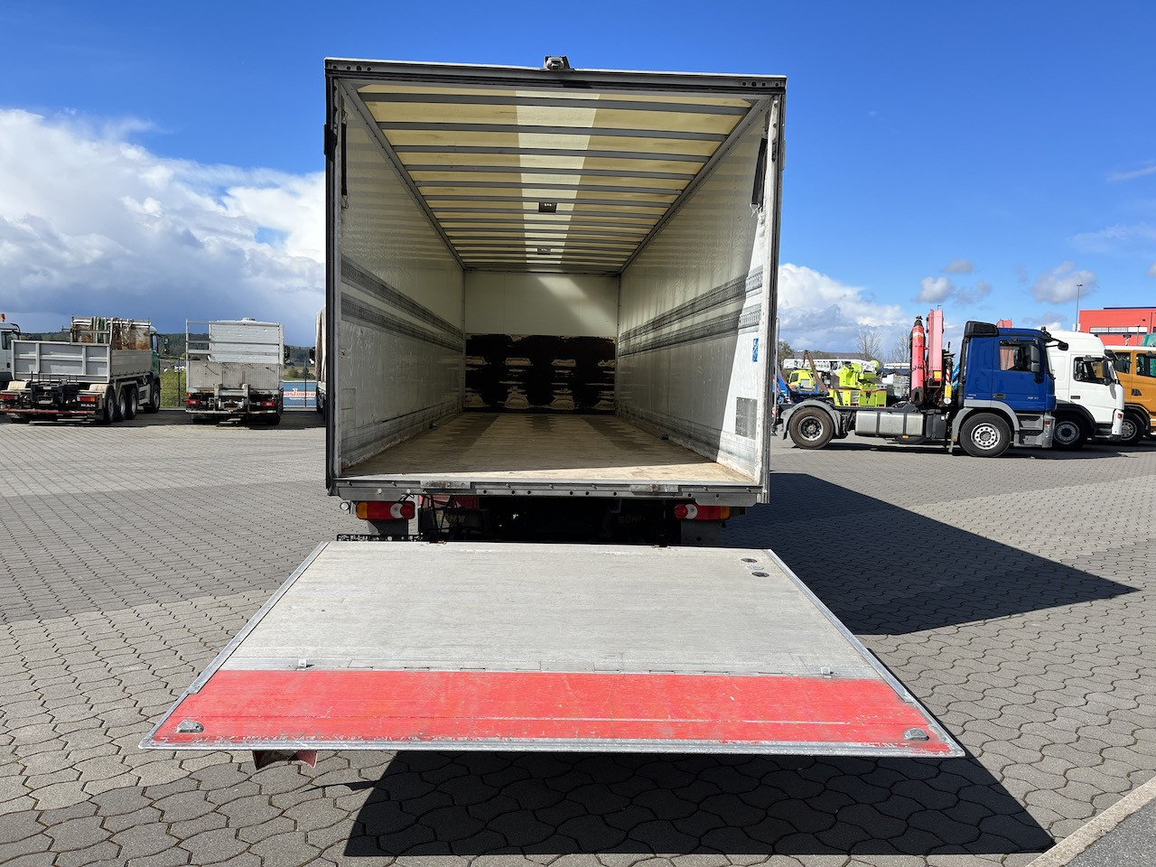 Iveco 120E25 Eurocargo 4x2 Koffer | Ladebordwand - Dobozos felépítményű teherautó: 2 kép. Iveco 120E25 Eurocargo 4x2 Koffer | Ladebordwand - Dobozos felépítményű teherautó: 2 kép.