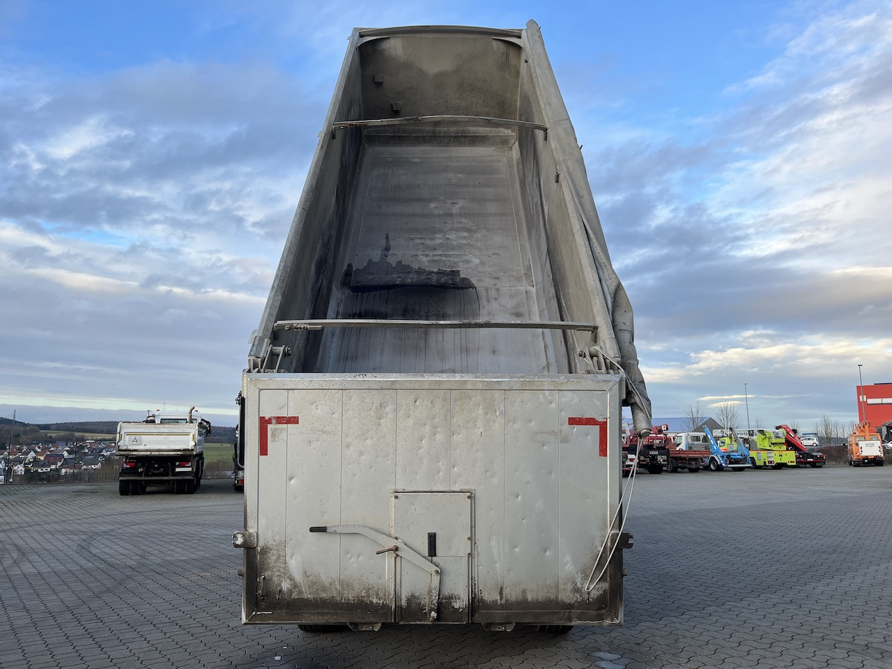 Kempf SKM 35 3 Thermo Mulde - Félpótkocsi billenőplatós: 2 kép. Kempf SKM 35 3 Thermo Mulde - Félpótkocsi billenőplatós: 2 kép.