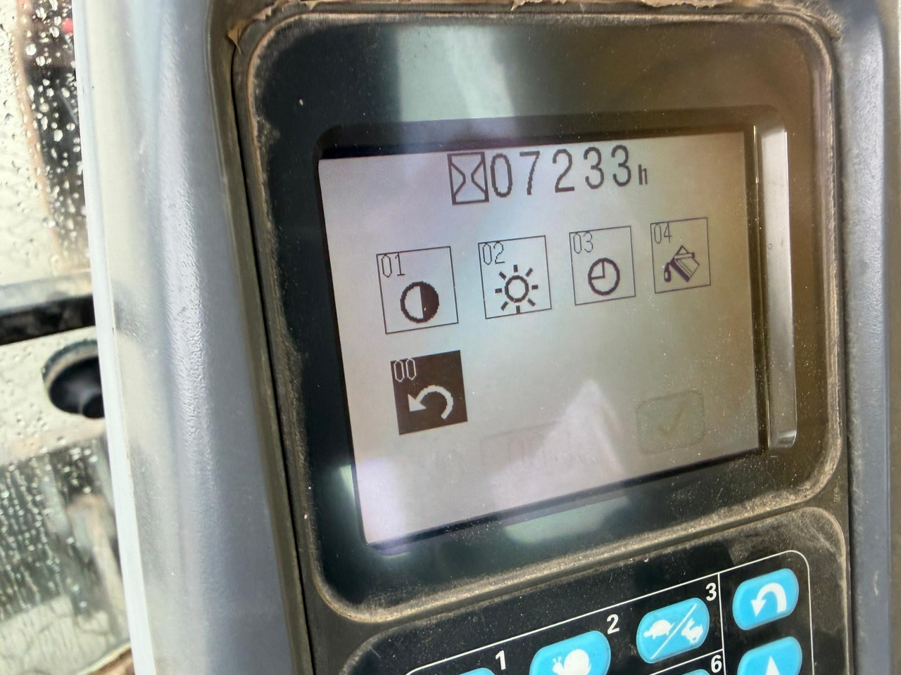 Komatsu PW 180 - 7 - Gumikerekes kotró: 2 kép. Komatsu PW 180 - 7 - Gumikerekes kotró: 2 kép.