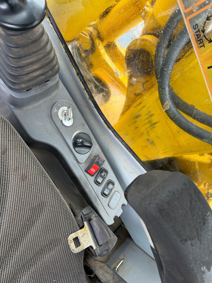 Komatsu PW 180 - 7 - Gumikerekes kotró: 3 kép. Komatsu PW 180 - 7 - Gumikerekes kotró: 3 kép.