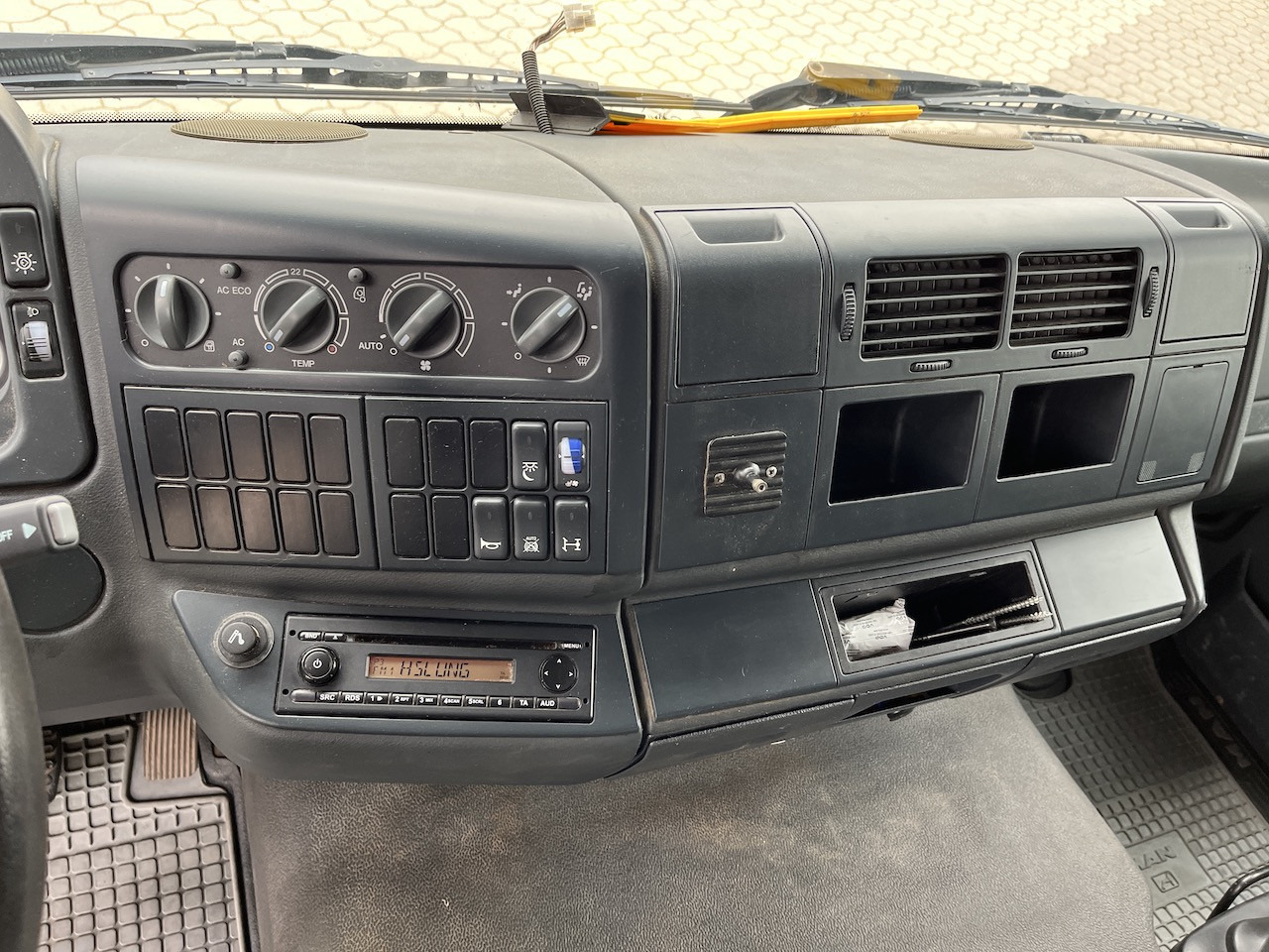 MAN TGL 8.220 4x2  Pritsche   AHK - Platós kisteherautó: 2 kép. MAN TGL 8.220 4x2  Pritsche   AHK - Platós kisteherautó: 2 kép.