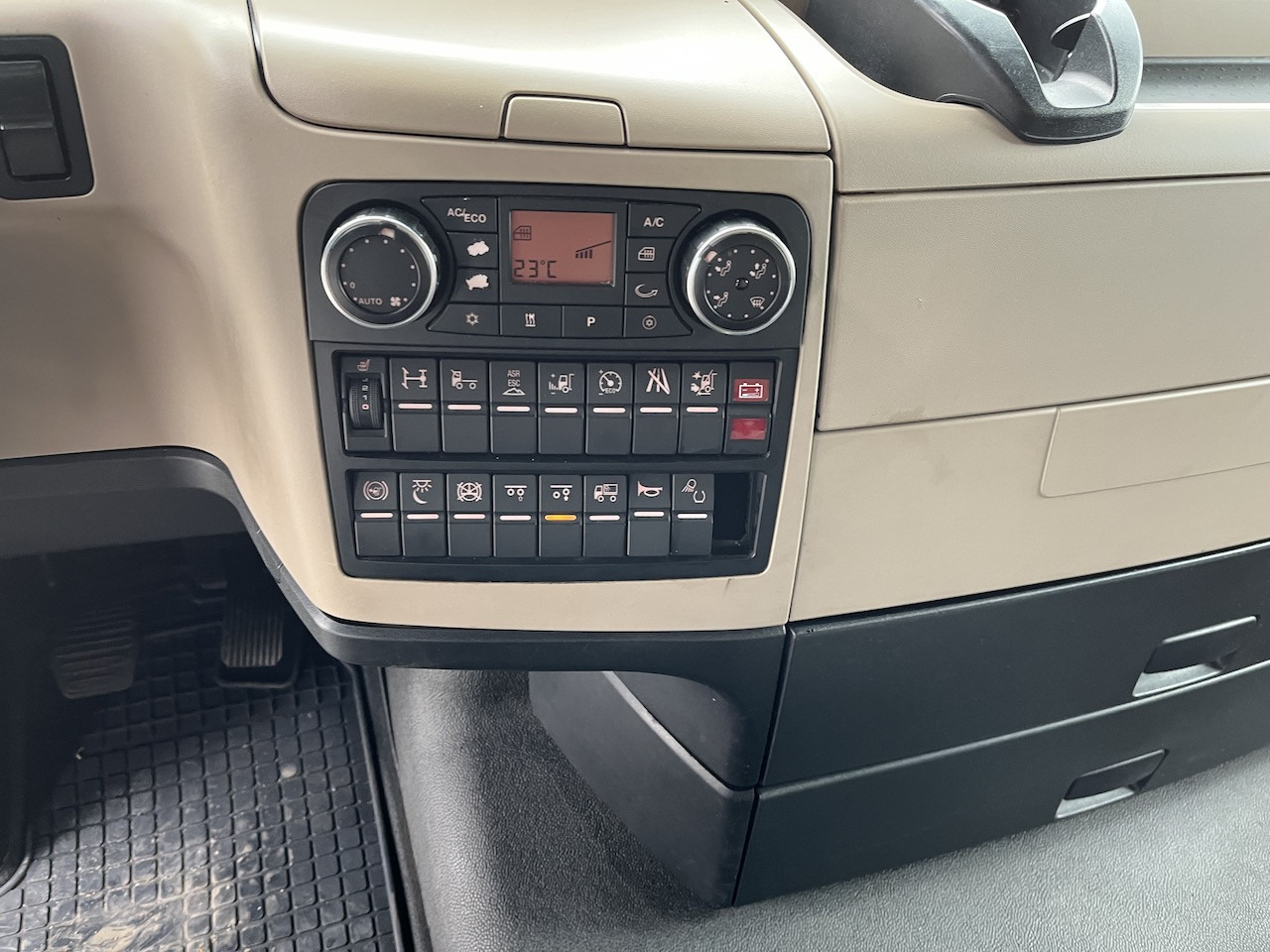 MAN TGX 26.500 6x2 Fahrgestell Lenk-Liftachse AHK - Alvaz teherautó: 2 kép. MAN TGX 26.500 6x2 Fahrgestell Lenk-Liftachse AHK - Alvaz teherautó: 2 kép.